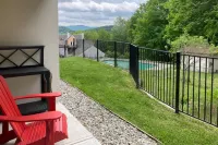 Ski-in/ski-out condo near the slopes with pool, fast WiFi & garden-level patio فنادق في Warren