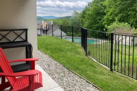 Ski-in/ski-out condo near the slopes with pool, fast WiFi & garden-level patio Отели в г. Бристоль