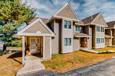 Ski-in/out, dog-friendly townhome with mountain views, hot tub & pool