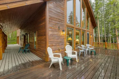 Peaceful Forest Getaway with Stunning Views