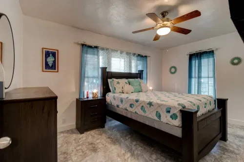 Spacious Home Close to Beach and Downtown - Charming Shark-Themed Retreat Hotels in Holly Hill