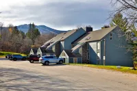 Seasonal Outdoor Pool and Forest Views - Cozy Charming Retreat Hotels in Killington
