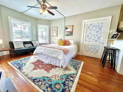 Stylish Studio with Full Kitchen and Cozy Vibe - Charming Haven