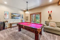 Private Hot Tub and Stunning Mountain Views - Luxurious Escape