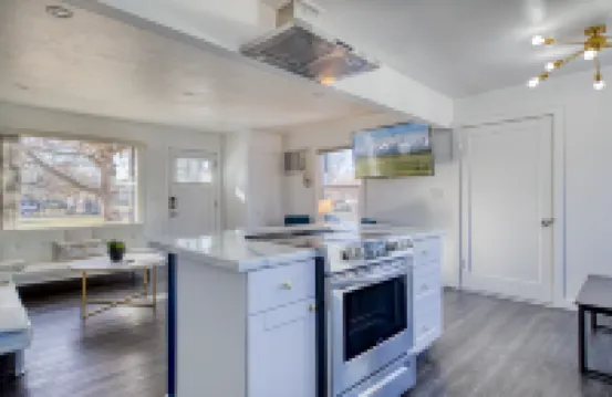 Bright Living Space with Free Parking and Smart TVs - Stunning Getaway