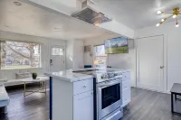 Bright Living Space with Free Parking and Smart TVs - Stunning Getaway