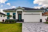 Chic Retreat - WiFi, Outdoor Lounge, Fire Pit Hotels in Naples Park