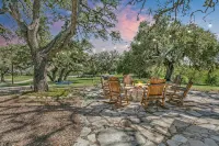 Wine Cellar, Mini Kitchen and Fire Pit Enjoyment - Charming Rustic Loft Hotels in Stonewall