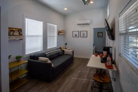 Charming Tiny House Retreat with Modern Comforts - Cozy Escape