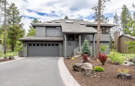 Private Hot Tub and Scenic Trails - Cozy Mountain Retreat
