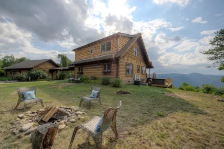 Enchanting Cabin with Hot Tub and Scenic Views - Gorgeous Mountain Retreat Отели рядом с достопримечательностью «Блу-Ридж-Паркуэй»