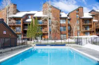 Deluxe condo with private patio, pool & hot tub