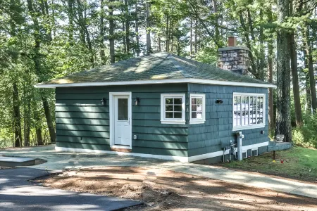 Cozy Fireplace and Full Kitchen - Charming Cottage Escape