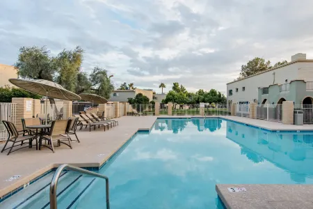 Private BBQ Patio and Community Pool - Charming Boutique Retreat Отели рядом с достопримечательностью «On The Edge Gallery»