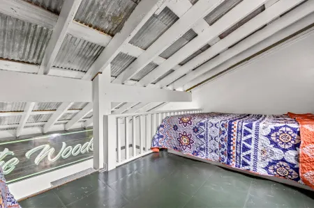 NEW! 30 Acre Secluded Glamping Experience - Private Hiking & Climbing Retreat in Red River Gorge, KY Отели в г. Ирвайн