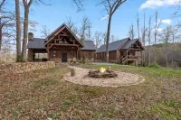 Tranquil Getaway and Stunning Craftsmanship - Serene Cabin Retreat Hotel di Cherry Log