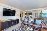 Torian Plum Plaza 204