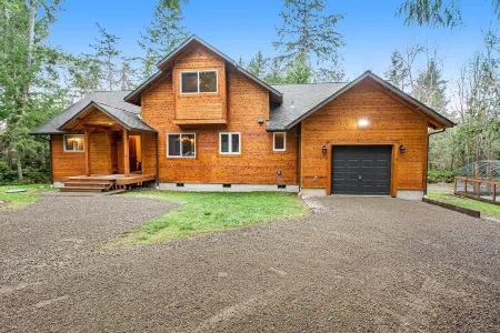 Gorgeous Wooded Retreat w/ Fireplace, Firepit, Deck, Yard, Washer/Dryer Отели в г. Порт Ладлоу