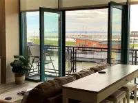 Large Balcony and Access to Pool and Hot Tub - Gorgeous Retreat فنادق في Marblehead
