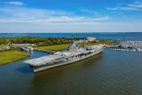 Charming 2-bedroom 1 bath cozy condo  with free bottle of wine and  Smart TVs