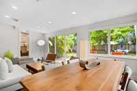 Fabulous Bungalow w/Outdoor Eden mins from Beach Hotels in Wilton Manors