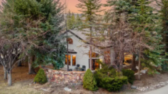 Gourmet Kitchen and Cozy Fireplace - Stunning Mountain Retreat