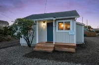 Steps to Beach and Dining Delights - Charming Coastal Escape Hotels in Rockaway Beach