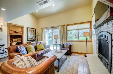 Close to Cabriolet Lift with Private Shuttle Service - Stunning Townhome Отели в г. Снайдервилл