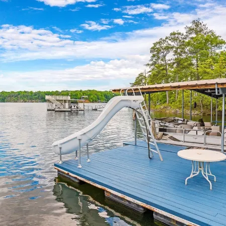 Sleeps 20! Luxe Family Lakehouse! No Steps to Water! EZ Access, Slide, Fast Wifi