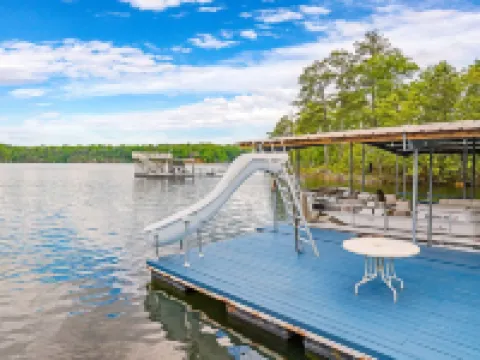 Sleeps 20! Luxe Family Lakehouse! No Steps to Water! EZ Access, Slide, Fast Wifi