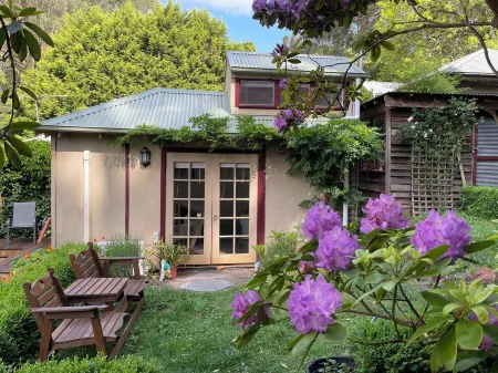 Cosy Bespoke Cottage in Olinda-Central Location