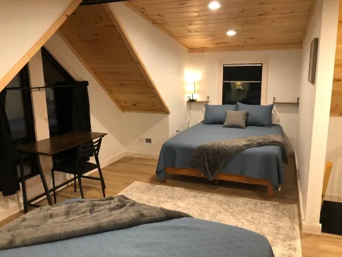 Serene Retreat - Hot Tub, WiFi, Relaxing Getaway Hotels in Campton