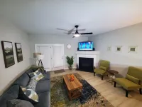 Stylish 2-bedroom townhome near Duke & Local Hospitals