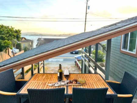 Sonoma Coast Retreat - Charming 2-bedroom house in tranquil Bodega Bay with WiFi