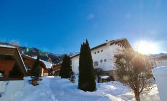 Dorfchalets & Apartments - Perfect for Couples - in Kaprun Centre Including TauernSpa and SummerCard