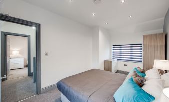 4 Bed - Sleeps 6 - Private Garden - Free Parking