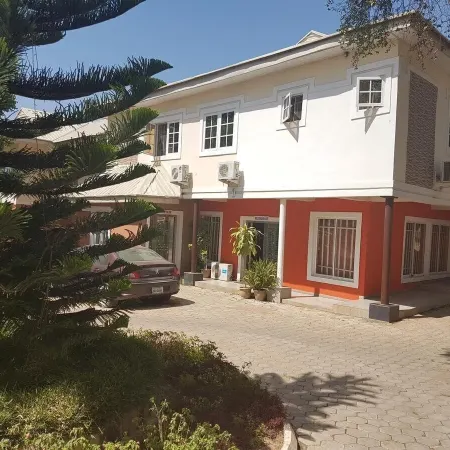 Franzy Suites and Lounge