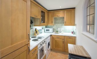 1Bd Modern City Oasis: Near London Attractions