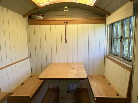 Cabin Retreat in Bedford - Sleeps 2 & Free Parking