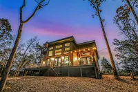 Wooded Hideaway 2 Bedroom Cabin فنادق في سيفير كاونتي