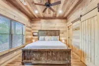 Stone Mountain Lodge 4 Bedroom Cabin by RedAwning - 4-نجوم