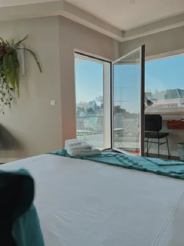 Luna House & Cowork Hotels near Cascais Station