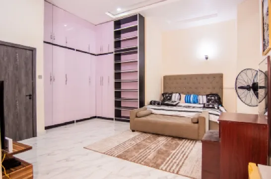 Executive 4 Bedroom House Hotels in 