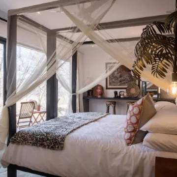 Safari Moon Luxury Bush Lodge