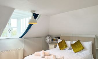 Arden Villa, Sleeps 8, Moments from the Golden Sandy Beach of Ryde