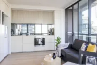 Docklands High Level 1 Bedroom Apartment with Pool by KozyGuru - Homestays