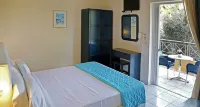 Peri's Hotel - parking