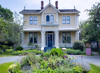James Bay Inn Hotel, Suites & Cottage