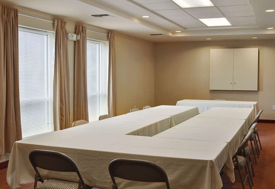 라마다 바이 윈덤 시택 에어포트