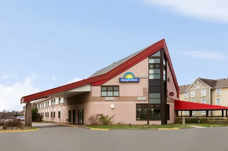 Days Inn by Wyndham Trois-Rivieres Отели рядом с достопримечательностью «Парк Сарсель»